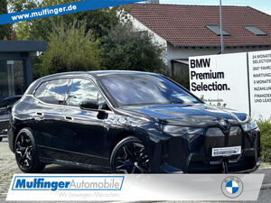 BMW-iX-iX x45 M Sport ACC IntAktivLSitzbelSky 360°AHK Sportpaket Bluetooth HUD Navi LED Klima Aktivlenku,Jednoročné vozidlá