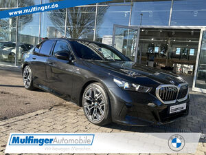 BMW-520-520d xDr M Sport SurViewKomfS+BelHUD ACC 20 Sportpaket Bluetooth Navi LED Vollleder Klima PDC el ,Jednoročné vozidlá