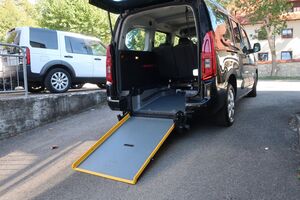 OPEL-Combo-LIFE EDITION XL BEHINDERTENGERECHT-RAMPE,Pojazdy używane