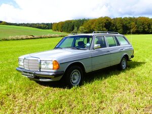 Mercedes-Benz-123er-200 T,Олдтаймер (Раритетный автомобиль)