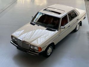 Mercedes-Benz-230-E W123,Rabljena 