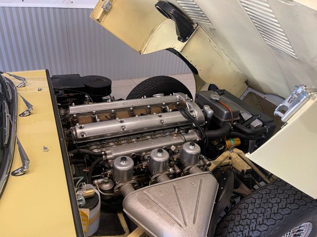 JAGUAR E-Type S I 4,2 2+2 Coupe - Pale Primerose Yellow