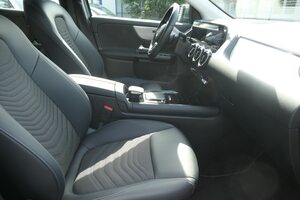 MERCEDES-BENZ GLA 180 d Style  LED Kamera Top Zustand!