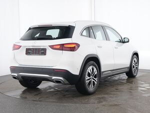MERCEDES-BENZ GLA 180 KAMERA/LED/NAVI