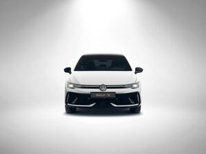 VW Golf VIII 2.0 TSI DSG R 4M. AHK Matrix AKRA Kamera