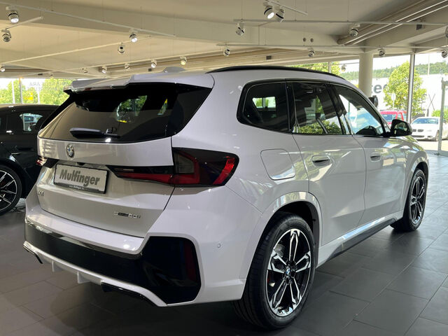 BMW X1 sDrive20i M Sport Pro AHK HUD Pano Har/Kar 19 Sportpaket Bluetooth Navi LED Klima PDC el. Fenster Ansicht 9 für Fahrzeugdetailseite