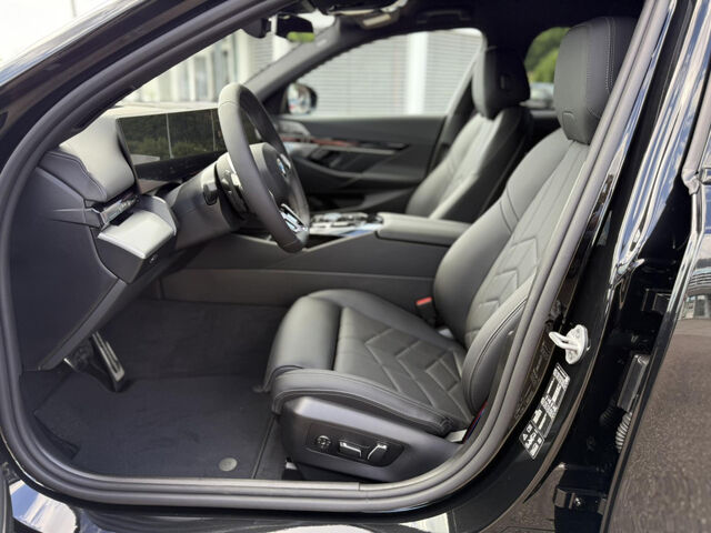 BMW 520 d xDrive Touring M Sport Pro HUD B&W AHK Ansicht 10 für Fahrzeugdetailseite