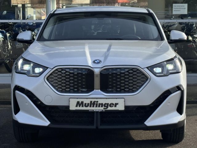 BMW iX2 x30 Leder Navi Kamera  Ad-Fahrw. ParkAss. Ansicht 4 für Fahrzeugdetailseite