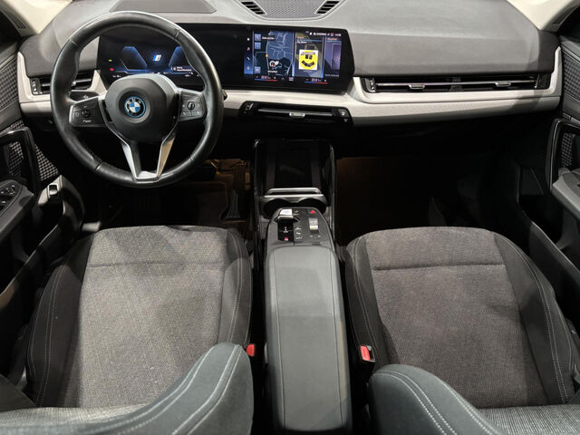 BMW iX1 x30 LiveProf.HUD Kamera DAB Adapt-Fahrwerk Ansicht 12 für Fahrzeugdetailseite