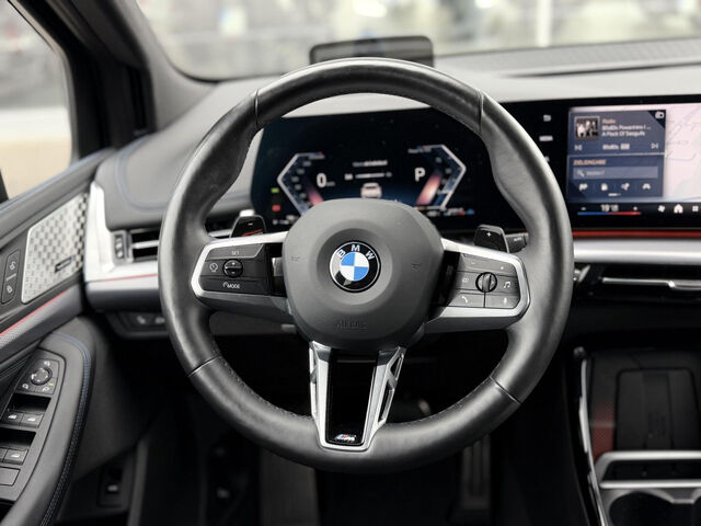 BMW 220 Active Tourer 220i AT.M Sport HUD ACC SurView Har/Kar.AHK 18 Ansicht 12 für Fahrzeugdetailseite