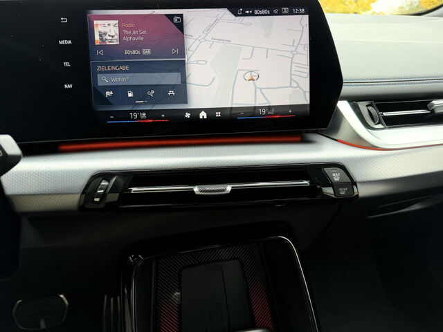 BMW 220 Active Tourer 220i AT.M Sport HUD ACC SurView Har/Kar.AHK 18 Ansicht 14 für Fahrzeugdetailseite