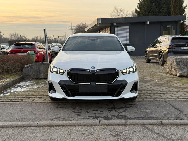 BMW 550 e xDrive Sportpaket Bluetooth HUD Navi LED Klima PDC el. Fenster Ansicht 3 für Fahrzeugdetailseite