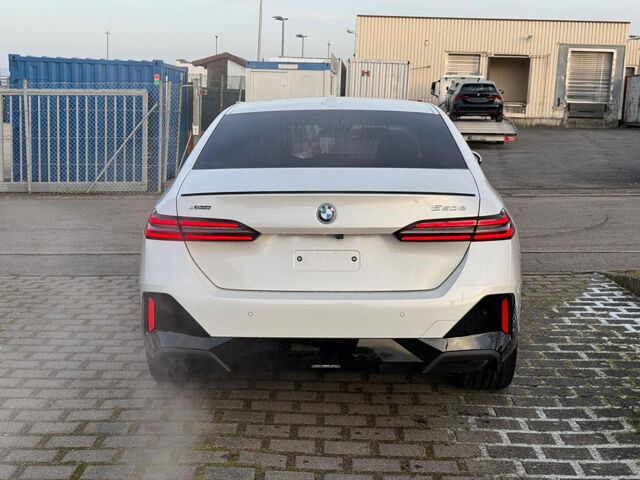 BMW 550 e xDrive Sportpaket Bluetooth HUD Navi LED Klima PDC el. Fenster Ansicht 4 für Fahrzeugdetailseite