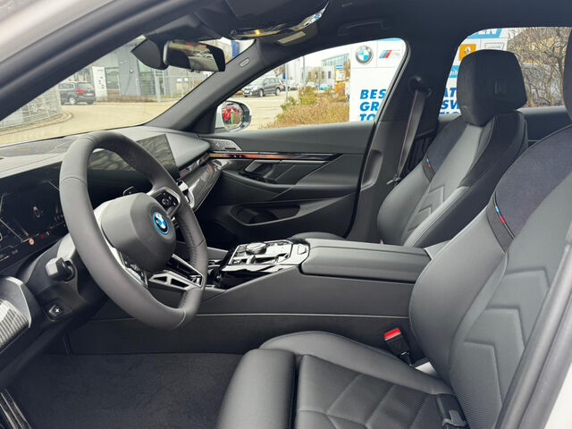 BMW 530 e xDr. M Sport Pro HUD ACC SuView.Komfz. AHK Sportpaket Bluetooth Navi LED Klima Standhzg PDC el. Ansicht 6 für Fahrzeugdetailseite