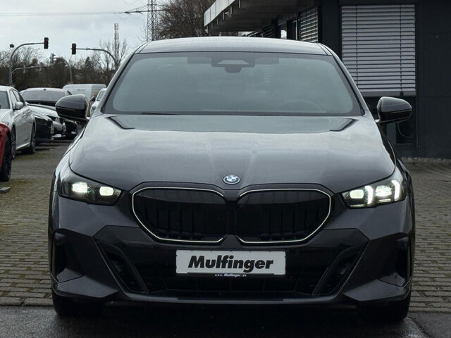 BMW 550 e xDr. M Sport Pro HUD ACC SurView.Pano.B/W AHK Sportpaket Bluetooth Navi LED Klima Standhzg PDC Ansicht 4 für Fahrzeugdetailseite