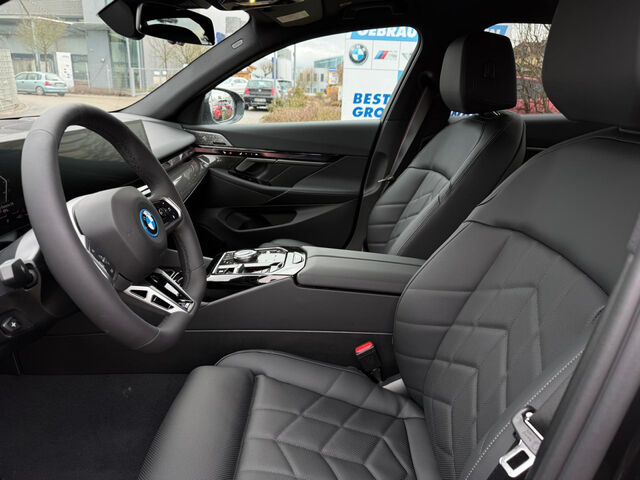 BMW 550 e xDr. M Sport Pro HUD ACC SurView.Pano.B/W AHK Sportpaket Bluetooth Navi LED Klima Standhzg PDC Ansicht 9 für Fahrzeugdetailseite