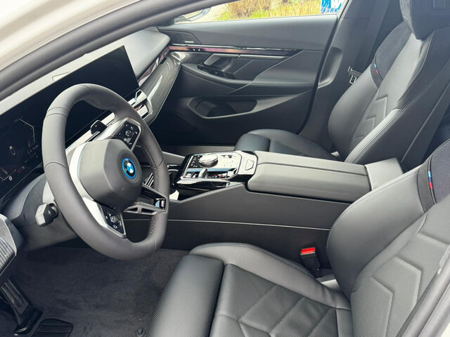 BMW 530 e xDrive M Sport ACC Kamera Komfz.H/K AHK 19 Sportpaket Bluetooth Navi LED Klima Standhzg PDC el. Ansicht 10 für Fahrzeugdetailseite