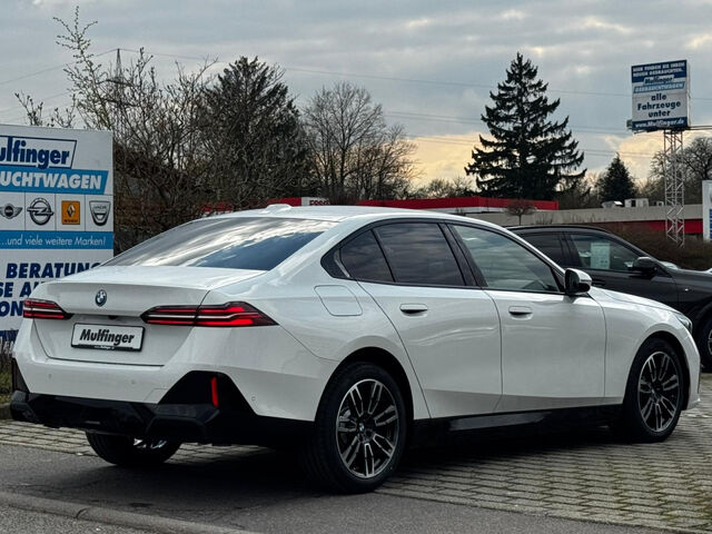 BMW 530 e xDrive M Sport ACC Kamera Komfz.H/K AHK 19 Sportpaket Bluetooth Navi LED Klima Standhzg PDC el. Ansicht 6 für Fahrzeugdetailseite