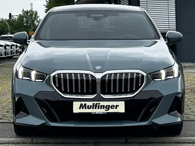 BMW 550 e M Sport ACC IntAktL.PanoD.AutoBahnAss.Bo+Wi Sportpaket Bluetooth HUD Navi LED Klima Aktivlenkun Ansicht 4 für Fahrzeugdetailseite