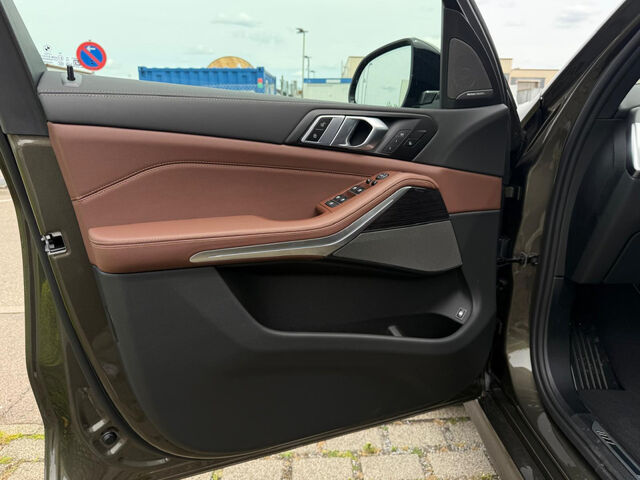 BMW X5 xDr.50e M Sport Pro ACC AHK Pano Ha/Ka 22 Sportpaket HUD Navi LED Klima Luftfederung Standhzg PDC Ansicht 10 für Fahrzeugdetailseite