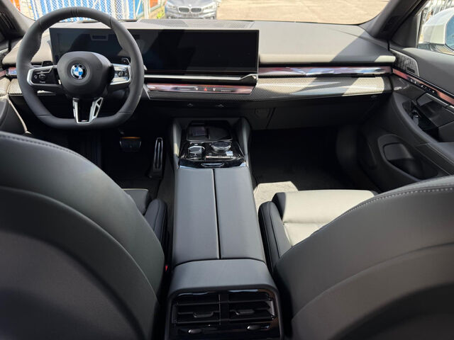 BMW 540 d xDr. M Sport Pro ACC AHK HUD Bo/Wi 21 Sportpaket Navi LED Klima PDC el. Fenster Ansicht 12 für Fahrzeugdetailseite