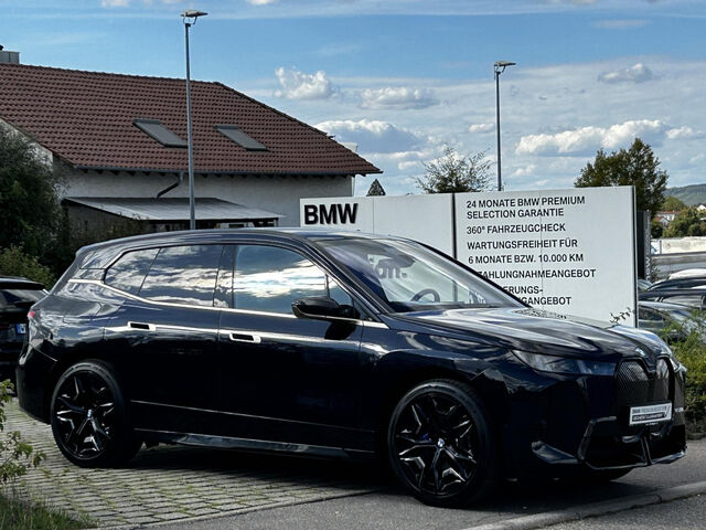BMW iX x45 M Sport ACC IntAktivL.Sitzbel.Sky 360°AHK Sportpaket Bluetooth HUD Navi LED Klima Aktivlenku Ansicht 3 für Fahrzeugdetailseite