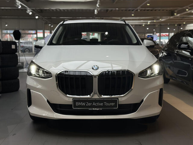 BMW 216 Active Tourer 216i Active Tourer Live+ RFK LED PanoD. Sitzhzg. Navi Klima PDC el. Fenster Ansicht 4 für Fahrzeugdetailseite