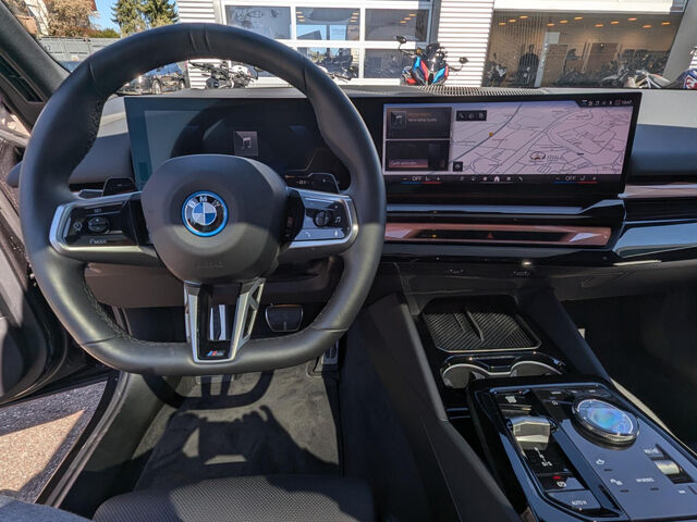 BMW 550 e xDr.M Sport Pro IntAktL.PanoD.ACC 360Â°AHK Sportpaket Bluetooth HUD Navi LED Klima Aktivlenku Ansicht 15 für Fahrzeugdetailseite