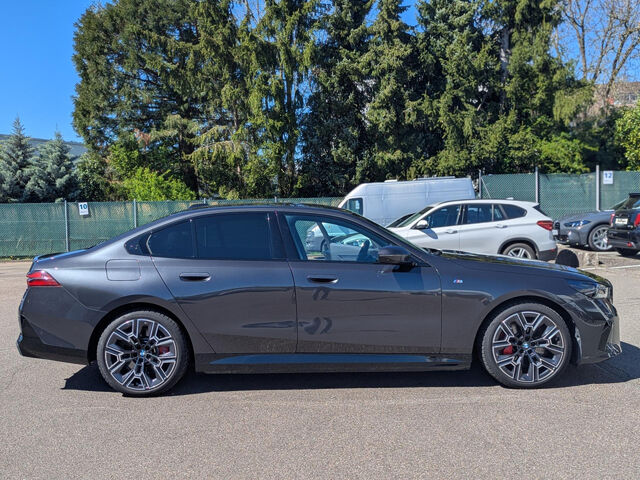 BMW 550 e xDr.M Sport Pro IntAktL.PanoD.ACC 360Â°AHK Sportpaket Bluetooth HUD Navi LED Klima Aktivlenku Ansicht 5 für Fahrzeugdetailseite