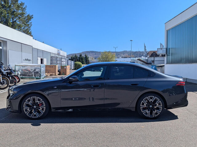 BMW 550 e xDr.M Sport Pro IntAktL.PanoD.ACC 360Â°AHK Sportpaket Bluetooth HUD Navi LED Klima Aktivlenku Ansicht 6 für Fahrzeugdetailseite