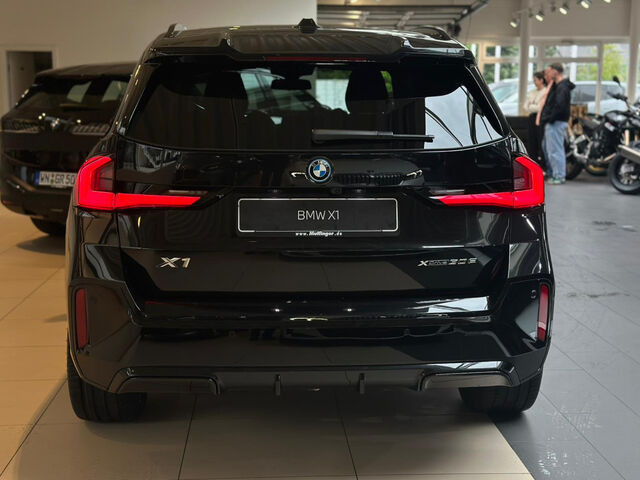 BMW X1 xD.30e M Sport Pro ACC Ha/Ka SurView. PanoD. Sportpaket Bluetooth HUD Navi LED Klima Standhzg PDC Ansicht 4 für Fahrzeugdetailseite