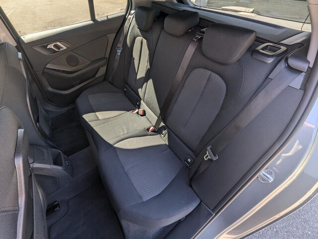 BMW 118 i Advantage LED Live-Prof. DAB Tempomat 17 Bluetooth Navi Klima PDC el. Fenster Ansicht 12 für Fahrzeugdetailseite