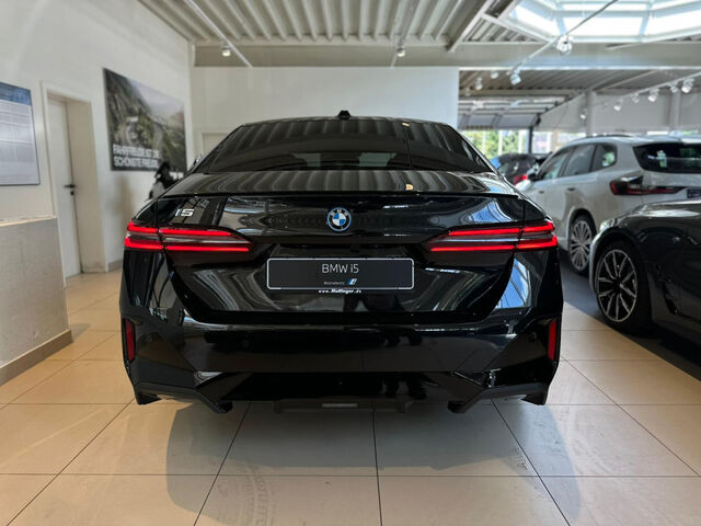 BMW i5 xD.40 M Sport Pro Bowers Sitzbel. SurView. 20 Sportpaket Bluetooth HUD Navi LED Klima Aktivlenkun Ansicht 4 für Fahrzeugdetailseite