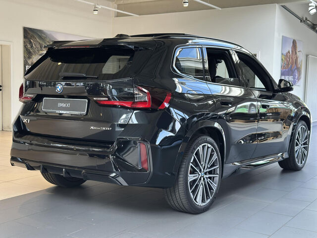 BMW X1 xDrive30e M Sport Pro AHK HUD ACC Ha/Ka 20 Sportpaket Bluetooth Navi LED Klima Standhzg PDC el. F Ansicht 3 für Fahrzeugdetailseite