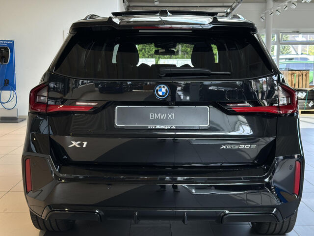 BMW X1 xDrive30e M Sport Pro AHK HUD ACC Ha/Ka 20 Sportpaket Bluetooth Navi LED Klima Standhzg PDC el. F Ansicht 4 für Fahrzeugdetailseite