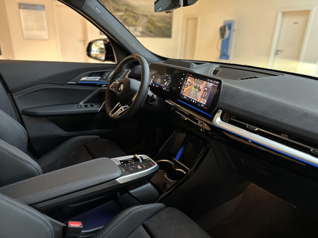 BMW X1 M35i xDrive HUD AHK Ha/Ka PanoD. SurView. 20 Sportpaket Bluetooth Navi LED Klima PDC el. Fenster Ansicht 15 für Fahrzeugdetailseite
