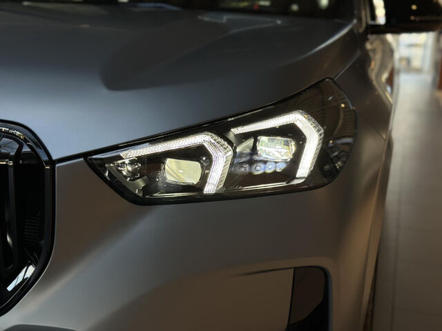 BMW X1 M35i xDrive HUD AHK Ha/Ka PanoD. SurView. 20 Sportpaket Bluetooth Navi LED Klima PDC el. Fenster Ansicht 8 für Fahrzeugdetailseite