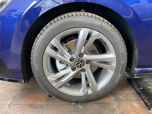 VW Golf VIII Variant 1.5 TSI R-Line Ansicht 11 für Fahrzeugdetailseite