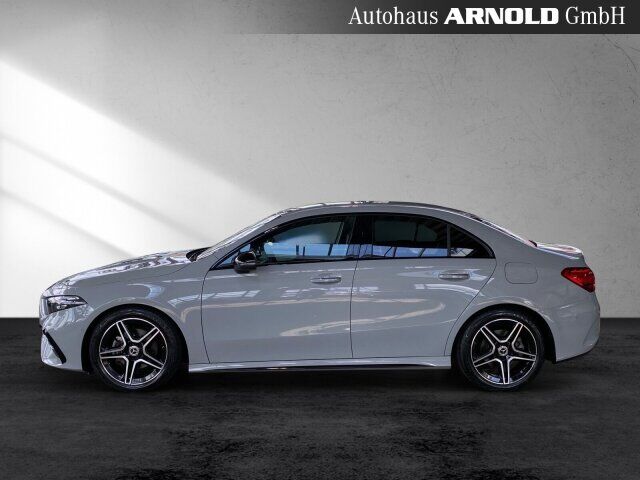 MERCEDES-BENZ A 200 Limousine AMG Line Night MULTIBEAM Kamera Ansicht 3 für Fahrzeugdetailseite