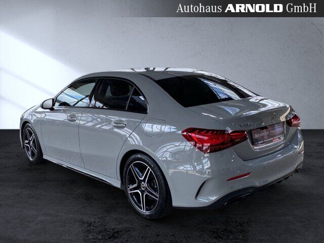 MERCEDES-BENZ A 200 Limousine AMG Line Night MULTIBEAM Kamera Ansicht 4 für Fahrzeugdetailseite