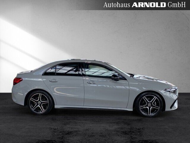 MERCEDES-BENZ A 200 Limousine AMG Line Night MULTIBEAM Kamera Ansicht 6 für Fahrzeugdetailseite