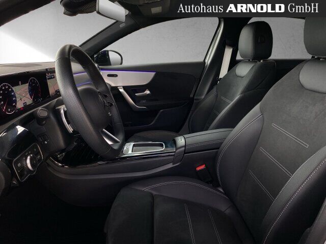 MERCEDES-BENZ A 200 Limousine AMG Line Night MULTIBEAM Kamera Ansicht 8 für Fahrzeugdetailseite