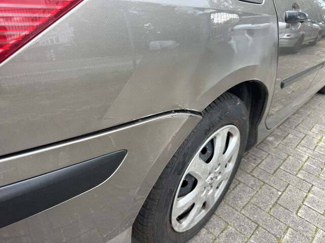 PEUGEOT 407 1. Hand nur 91tkm Kampfspuren...