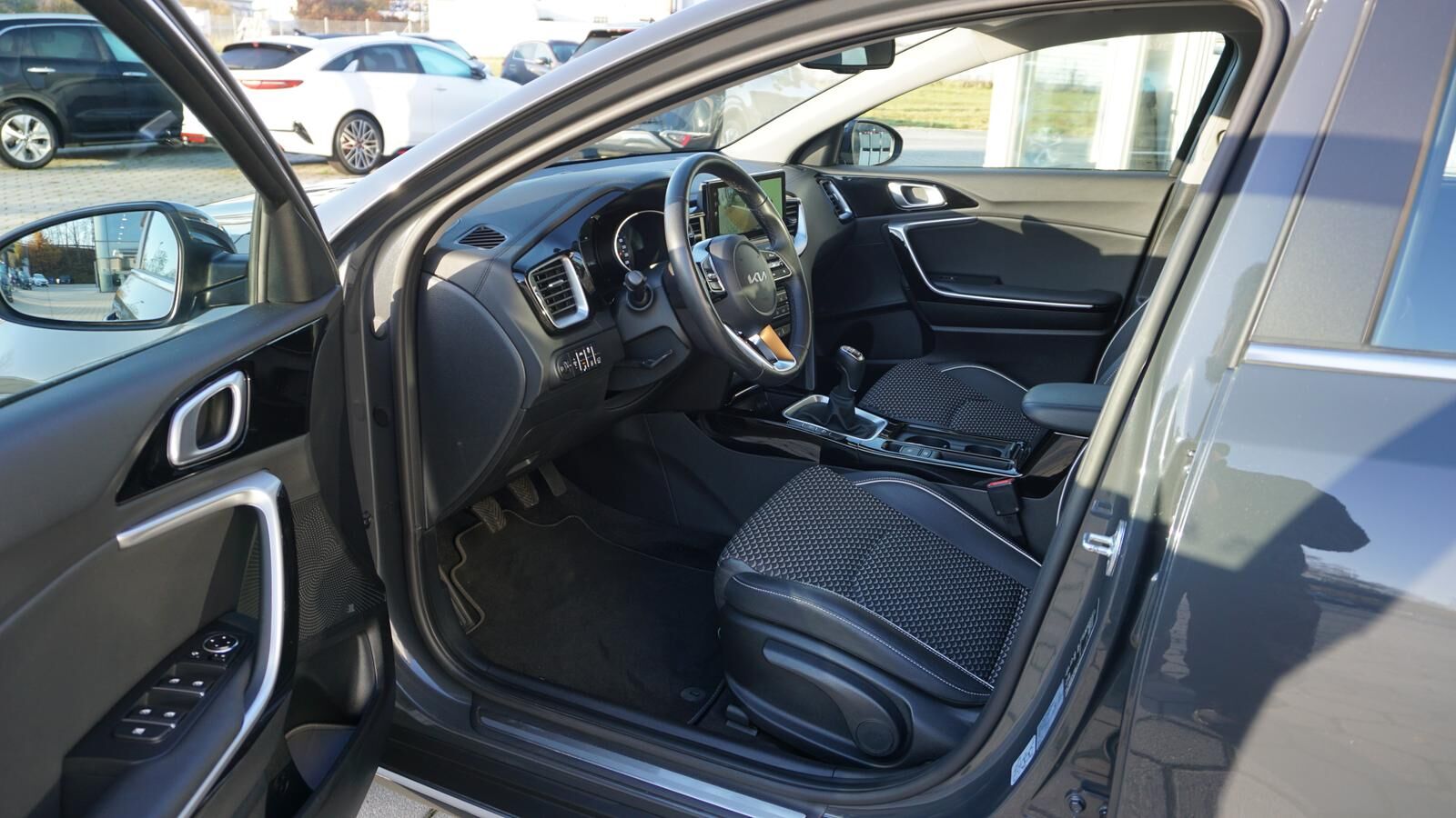 KIA XCeed 1.5 T-GDI 160PS SPIRIT *LED* NAVI* XCL* Ansicht 6 für Fahrzeugdetailseite