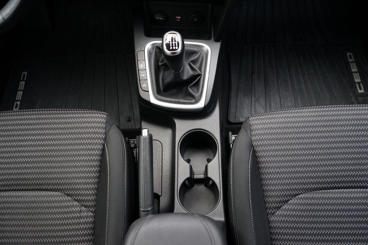 KIA Ceed 1.5 TGDI TEAM SPIRIT *LED*NAVI*KAMERA* Ansicht 12 für Fahrzeugdetailseite