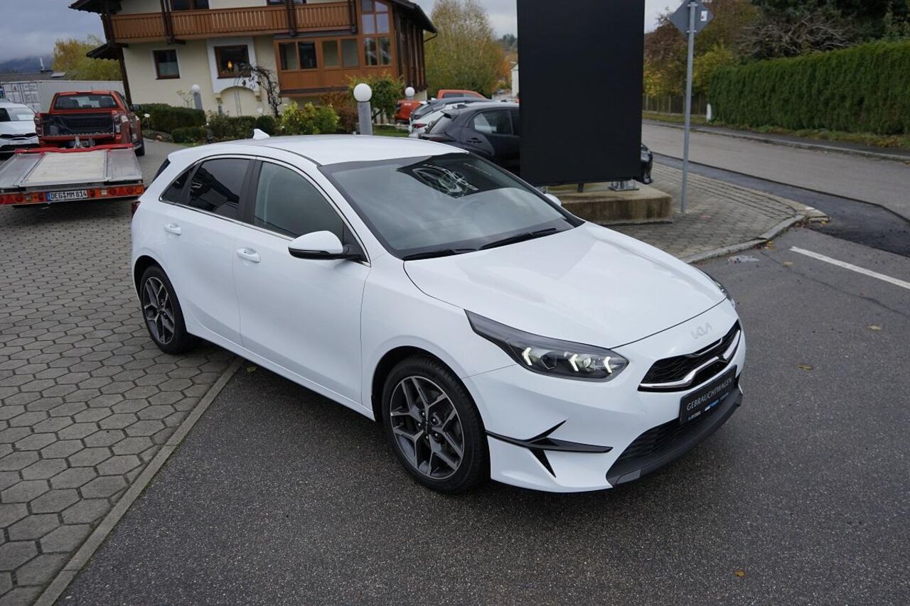 KIA Ceed 1.5 TGDI TEAM SPIRIT *LED*NAVI*KAMERA* Ansicht 4 für Fahrzeugdetailseite
