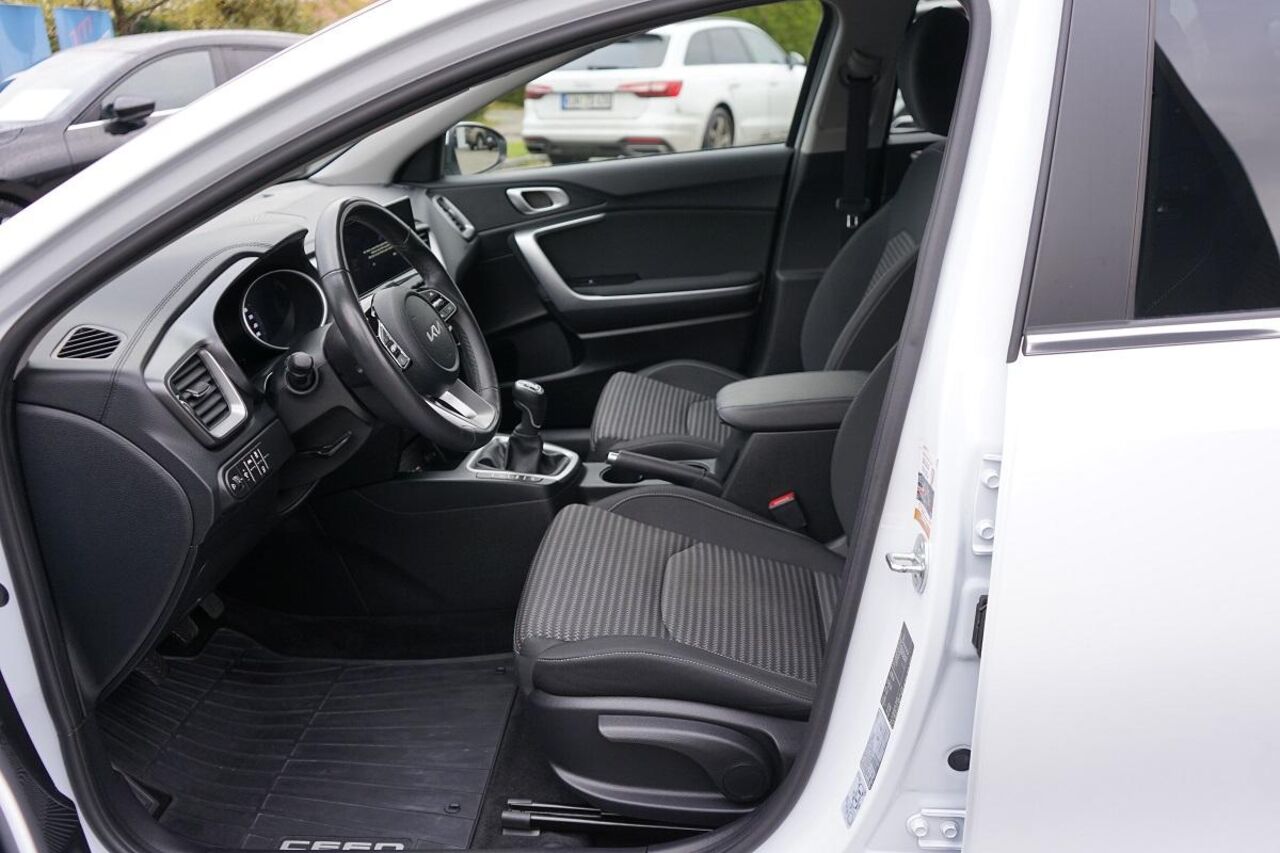 KIA Ceed 1.5 TGDI TEAM SPIRIT *LED*NAVI*KAMERA* Ansicht 6 für Fahrzeugdetailseite