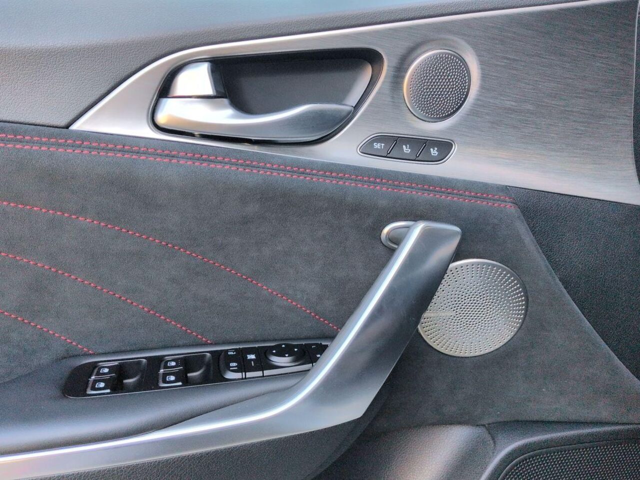 KIA Stinger 3.3T AWD AT GT *LEDER*GLASDACH*HEAD-UP* Ansicht 13 für Fahrzeugdetailseite