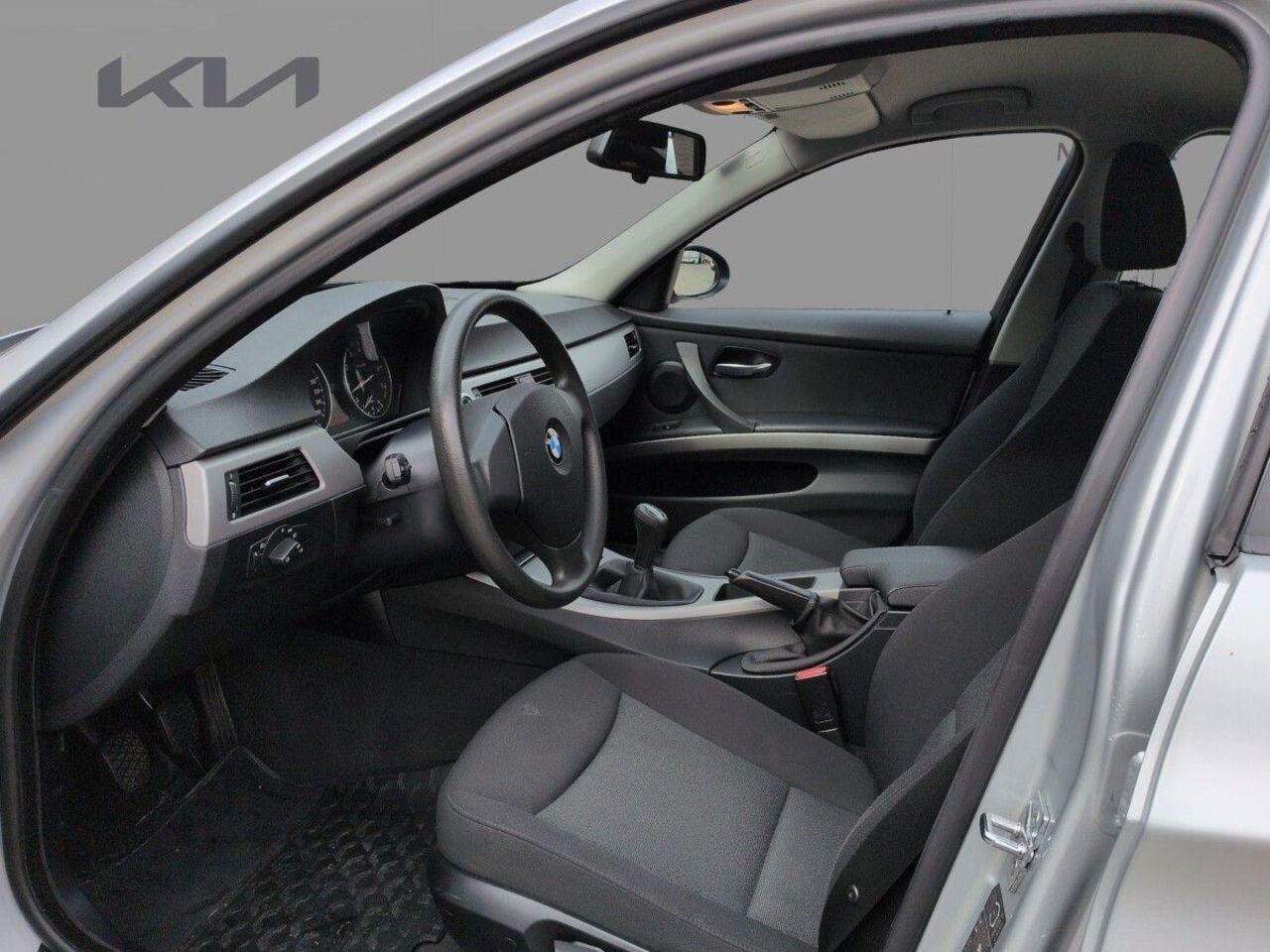 BMW 320 i 2.0 RWD 170PS *RADIO*PDC*CD*KLIMA*AHK* Ansicht 6 für Fahrzeugdetailseite