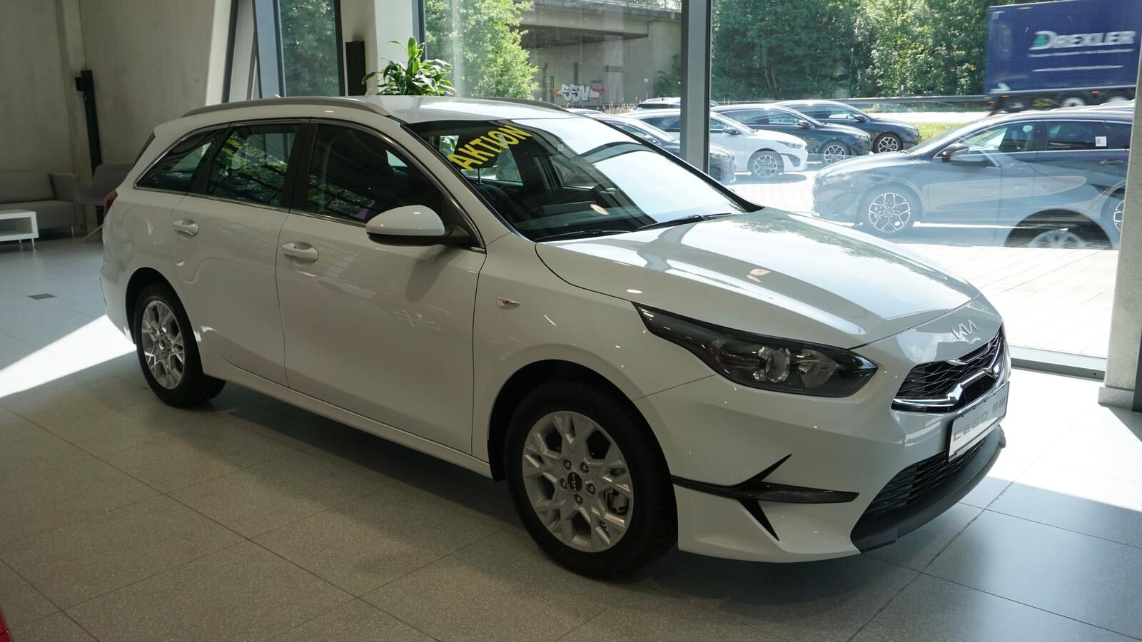 KIA Ceed Sportswagon Ceed SW 1.5 TGDI Vision *NAVI* KAMERA* PDC* Ansicht 4 für Fahrzeugdetailseite